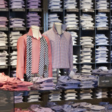 Bekleidung hält die rote Laterne