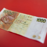 Der HK-Dollar zwischen Hammer und Amboss