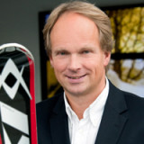 Der Manager mit den Ski im Handgepäck