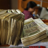 Indien macht Geld überraschend günstiger