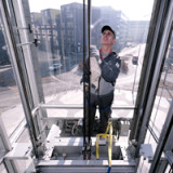 Schindler zwischen Hammer und Amboss