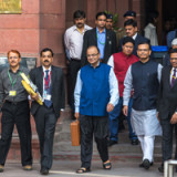 Indiens Budget stützt Wachstum mit höheren Ausgaben