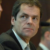 Ein Finanzmann auf dem Modesessel