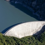 Politiker diskutieren Pläne für Schweizer Wasser- und Atomkraft
