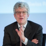 Swiss Re zahlt Führung doppelt so viel wie Münchener Rück