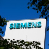 Siemens hebt Prognose an
