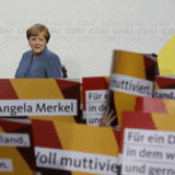 Geschwächte Merkel gewinnt