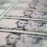 Schwacher Dollar stützt Gold und Schwellenländer