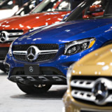 Daimler zeigt sich selbst an