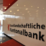 Eine Bank auf dem Weg zum Marktplatz