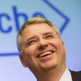 Roche-CEO hängt UBS-Chef beim Salär für 2017 ab