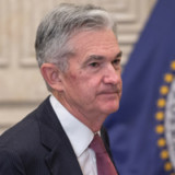 Fed beobachtet die Sterne durch die Wolken