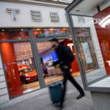 Tesla stürzen nach Quartalsverlust ab