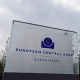 EZB weitet Notprogramm massiv aus