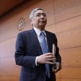 Japan hält an lockerer Geldpolitik fest