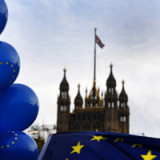 Britisches Unterhaus stimmt für Neuwahlen