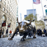 Der Bär vertreibt den Bullen