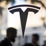 Tesla übertrifft Erwartungen – Facebook enttäuscht