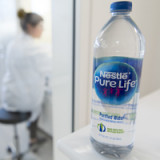 Nestlé steckt 2 Mrd. Fr. in Plastikrecycling