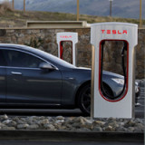 Tesla schreibt Rekordgewinn – Aktie bricht ein