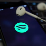 Spotify sichert sich Platz eins durch exklusive Vereinbarungen