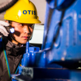 Im Otis-Aufzug nach oben