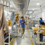 Industrie gleitet sanft durch die zweite Welle