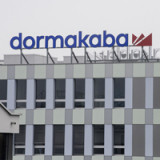Dormakaba trotz Rückschlägen auf Kurs