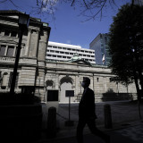BoJ hält an lockerer Geldpolitik fest