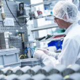 Comet, VAT und Inficon in schneller Fahrt