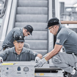Schindler auf der Rolltreppe abwärts