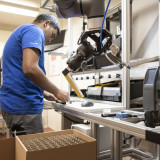 Phoenix Mecano wächst und verdient weniger