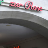 Zur Rose knicken nach Abstufung ein